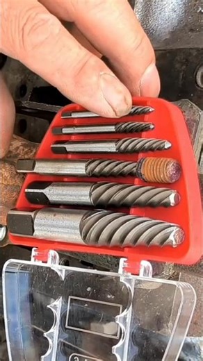Screw Extractor set tool's Removing broken, damaged, or stripped screws, bolts, or studs