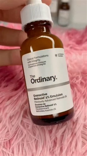Seki Skincare Coreano & Maquillaje Original Quito on Instagram: "La Emulsión de Granactive Retinoid 2% de The Ordinary es un suero avanzado que sirve para combatir los signos del envejecimiento como arrugas finas, líneas de expresión, textura irregular y tono desigual, ofreciendo resultados similares al retinol pero con menor probabilidad de irritación; mejora la luminosidad, suavidad y firmeza de la piel al estimular la renovación celular y la producción de colágeno, y debe usarse de noche y si