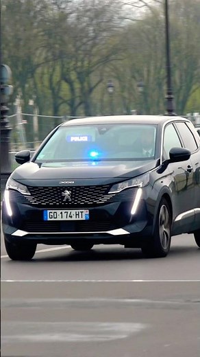 🚨 Undercover Police Car Responding in Paris