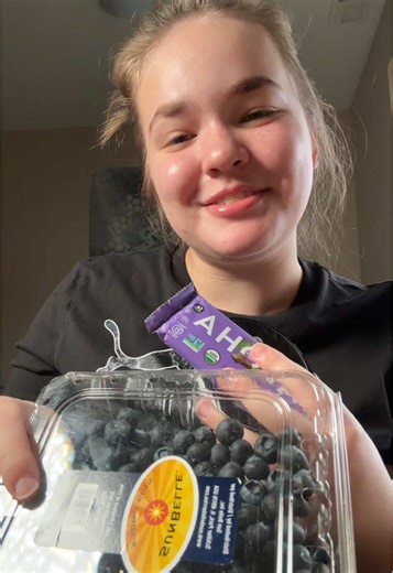 College Breakfast Ideas: Yogurt Bowls and Protein Bars