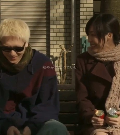 青い車と麻生久美子の魅力