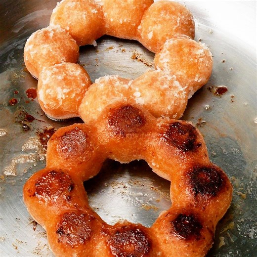 【焼きポンデリングやった？】衝撃的に旨くなるコツ発見♡超簡単ドーナツレシピ / Caramelized Donuts レシピはこちら！https://www.buzzfeed.com/jp/kazunoritakeda/caramelized-donuts | Tasty Japan