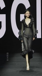 55M views · 108K reactions | 她设计师还是摄影师 #reels #model | 东方欲晓 | Facebook