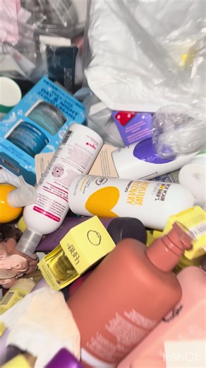 Let’s just say you won’t catch me at Walmart anytime soon… someone should add all this up and tell me how much money I just saved #Du#DumpsterDivingu#Dumpsteru#Dumpsteru#DumpsterDiveQueenumpsterDivingKing