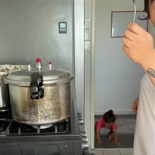 Mi hijo pequeño tuvo 7 accidentes en un día; fue agotador y estresante para ambos... ¿Cansado de los constantes accidentes y el desorden al limpiar? Es hora de darle a tu hijo la confianza de usar ropa interior de verdad, sin el estrés de los desastres frecuentes. Haz que el aprendizaje para ir al baño sea más fácil, rápido y menos estresante con Urinex™.Urinex™ puede ayudar: 🏎️ Acelerando el aprendizaje para ir al baño 🚽 Concientizando sobre el uso del orinal 💰 Ahorrando dinero en pull-ups d