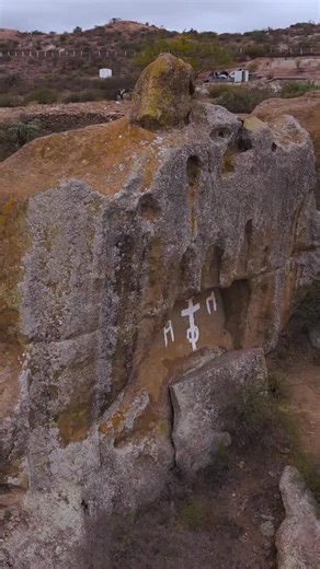 ¡Un sorprendente capricho natural! 🪨✨ Visita las Piedras Encimadas de #Peñamiller y disfruta del #senderismo entre estas impresionantes rocas basálticas de origen volcánico, que forman un paisaje único cuya belleza te sorprenderá. ¡Vive #Querétaro todo el año! #QroTravel | Querétaro.Travel