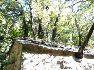 Η Αγία Θεοδώρα με τα 17 δέντρα στη σκεπή της. Αρκαδία