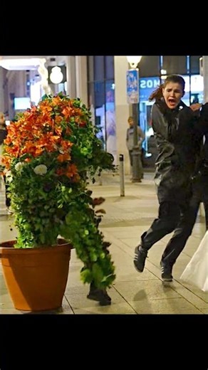 el cuerpo reaccionó antes que la mente 😂 #prank #funny ##bushmanprank