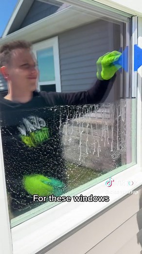 Exterior Window and Screen Cleaning Tips for Spring | Day 29/30