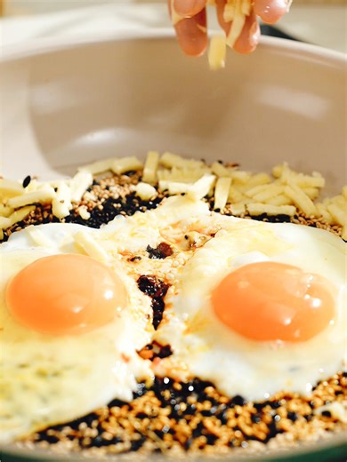 ☀️🥖 This season, give them the morning ritual they deserve. Our Gemstone Series ceramic skillet is more than just a pot—it's the secret to transforming simple ingredients into delicious and nutritious breakfasts. Imagine golden, crispy sesame eggs served on handmade chapatta bread—a warm and luxurious breakfast. ✨ Non-toxic and PFAS-free**—start your day clean and safe. ✨ Super non-stick**—eggs slide out effortlessly, making the perfect breakfast truly simple. ✨ Oven and stovetop compatible—ver