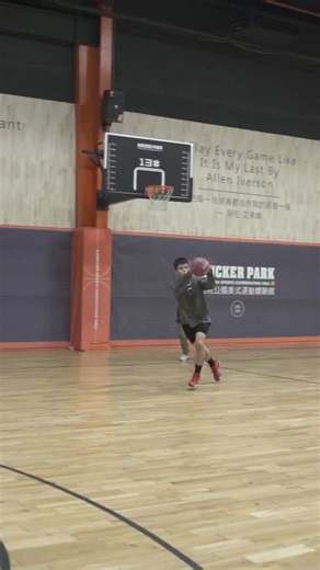 毫无防备2020年还剩最后一个月了你完成想完成的动作了吗你追到喜欢的女孩了吗你有经常给爸妈拥抱吗…_#fyp #tutorial #basketball #技巧 #篮球