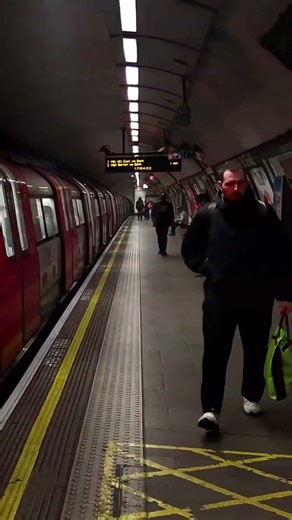 Northern Line 1995 Tube Train departs Oval #trainrealworld reframe