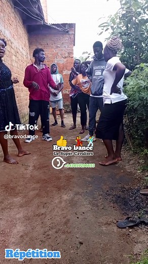 Danses avec Yemi Alade et les Cavaliers