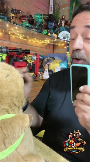 CAPIVARA DE PELÚCIA COM MOCHILA DE TARTARUGA No meio de tanta correria da vida… às vezes tudo que a gente precisa é aprender com quem domina a arte de viver tranquilo: a capivara. E essa aqui não veio sozinha não… ela chegou de mochila, e dentro da mochila… uma tartaruguinha parceira de aventura. É tipo aquela dupla improvável da vida: um vai devagar… o outro vai mais devagar ainda… mas no final os dois chegam felizes. Essa capivara de pelúcia é macia, fofinha e cheia de personalidade. Perfeita 