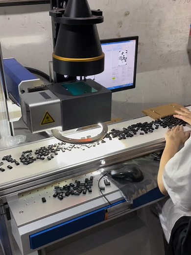 Fiber laser marking machine ，customizable ccd with conveyor belt，automatic laser engraving marking #lasermarkingmachine #lasermarkingmachineforsale #lasermarkingmachinefactory #lasermarkingmachineformetal #lasermarkingmachines #lasermarkingmachineforplastic #lasermarkingmachinesale #lasermarkingmachineprice #lasermarkingmachinelowestprice #laserengraved #laserengravedgift #laserengravedgifts #laserengravedpencils #laserengravedwood #laserengravedjewelry #laserengraving #laserengravingmachine #la