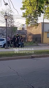 🚦 Choque en Hipólito Yrigoyen y Luis Fanti Una moto 110 chocó desde atrás a un Renault que esperaba el semáforo. En el auto iba una pareja. No hubo heridos, solo daños materiales. La Policía trabajó en el lugar 👉 Leé más en rafaelanoticias.com | Rafaela Noticias