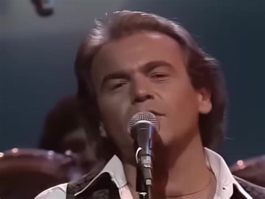 With its smooth pop-rock melody, soft rock feel, and exquisite vocal harmonies, "Reminiscing" by Little River Band is one of the timeless love songs of the 1970s. This song was not only a major hit but also a refined work of art, praised personally by John Lennon of The Beatles. The live performance in 1979 allowed the audience to fully experience the warmth and romance of this classic tune. The song was written by Graham Goble, one of the founding members and a guitarist of the band. "Reminisci