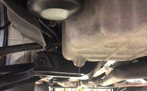 自動車のエンジンオイルの役割や潤滑のしくみとは？｜mamecoroエンジン