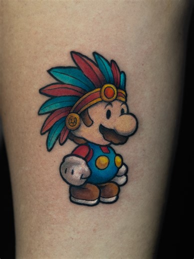 ¡Una bomba de color directo de Nintendo! 🎮🎨 Miren la saturación pura que logró Da Ve en este Paper Mario guerrero. La fluidez de los tonos turquesa y la vibrancia del rojo sobre la piel demuestran por qué es un maestro del estilo ilustrativo.🖋️👾✨💎 Si buscas un diseño que realmente resalte, estás en el lugar correcto. 📅 #fyp #viral #tattoo #FULLCOLOR #mariobros #nintendo #supermario