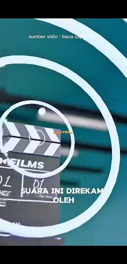 Nama : Fungsi Suara Snap pada Clapperboard Tahun : 2024 Sumber video : Zack D Films Lokasi : Studio produksi / lokasi syuting (umum) Status : Fakta Film / Fakta Produksi Video Deskripsi : Penjelasan ini menggambarkan fungsi penting dari suara “snap” yang dihasilkan oleh clapperboard atau papan film saat digunakan dalam proses produksi. Ketika papan ditutup, suara keras itu terekam sebagai lonjakan tajam pada grafik audio. Lonjakan ini sangat berguna karena menjadi penanda visual yang jelas saat 