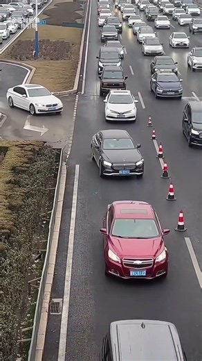 Drivers in this lane need to yield to each other