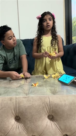 ️😱 مين رح تطلعله حبة الشيبس الحارة؟! الخاسرأكلها #تحديات #اكسبلور #challenge #ضحك #funny #comedy