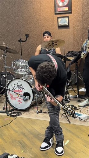 FILIPE ROSSET on Instagram: "Eruption (one hand) live at MI Hollywood! (Clinic/Workshop) Filipe Rosset’s version I know that you don’t want to miss that live! So go check the dates : Jan 24 - San Pedro CA - Alva’s Showroom Jan 25 - San Francisco CA - Boom Boom Boom Jan 27 - Dallas TX - Deep Ellum Art CO. Jan 28 - Austin TX - Antone’s Jan 29 - Houston TX - Dan Electro’s Jan 30 - San Antonio TX - The Starlighter With apex breed @danielegottardo @hedrasmusic #vanhalen #guitar #solo #rocknroll #meta