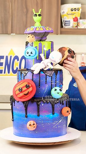 If aliens exist 👽👀, they are going to love this cake! 🛸 We captured all of our favorite things in the universe ✨ and put them together in this cosmic decoration 🤩 How did we make all of this? Easy! 🎉 With buttercream 🧁made with our ENCO meringue powder, royal icing 😋 for the drip cake and fondant figures 😍 painted with our food color gels 🌈 Discover how we captured the galaxy essence in this cake by watching the full video tutorial! 🎁 | ENCO USA