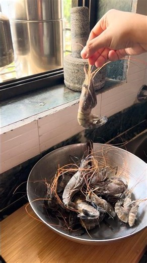 How to clean prawns perfectly 🦐 #seafood #prawns #kitchentips #cookinghacks #youtubeshorts #shorts