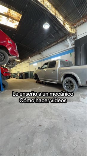 Le enseño a un mecánico a hacer videos