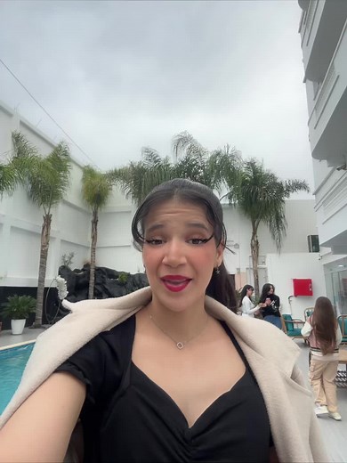 Chic Poolside Fashion Ideas for Relaxing Days