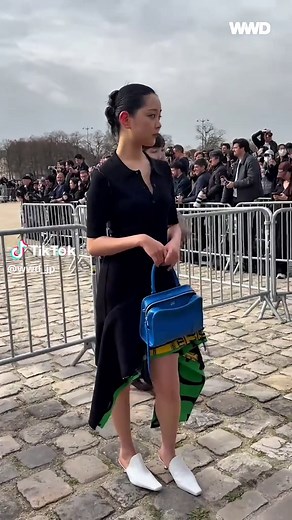 中野有紗が「ロエベ」2026-27年秋冬コレクションに登場