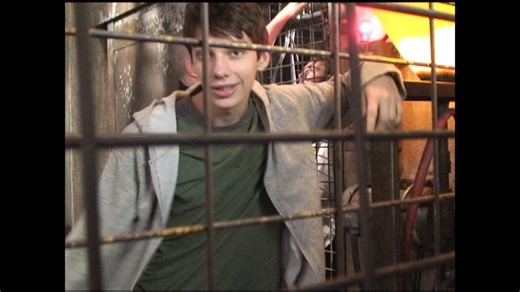 戴文博斯蒂克在电锯惊魂6的片场花絮 Devon Bostick in Saw VI Behind the Scenes Acid Trap (unedited)