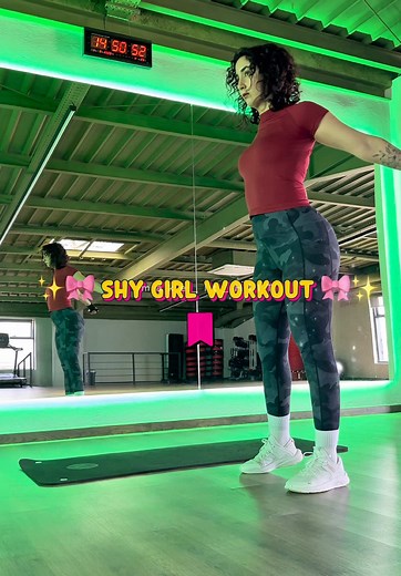 Shy girls, I created a killer full-body workout you can do in your own little corner, using only one kettlebell! Social anxiety who? Idk her 💅I only know gains and peace of mind. ✨🔥 Workout: (10 reps each, 3 rounds) ✅ Kettlebell swings ✅ Gorilla rows ✅ Reverse lunge single shoulder press (each side) ✅ Bridge pullover ✅ Weighted tucks ✅ Overhead tricep extensions Try it out and let me know how it feels! 💪 • • • • #shygirlworkout #fullbodyworkout💪 #gluteworkout #fitness #gym #workout #stronggi