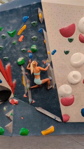 Maybe a wee out of sequence 🙃 maybe not 🤔 I remember my first few years of climbing, I didn't dare 'break beta' or skip holds. I didn't have the confidence that I'd be able to pull off what my gut was telling me. Over the years, I've learnt that no one knows my body better than me, I understand both my limitations and my ability to move intuitively and what movements are possible for me. It's a very freeing feeling. When I warm up, I actually practice both following the sequence for flowy rhyt