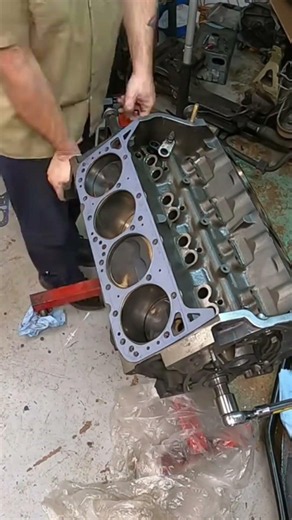 sbc head install lt1 #sbc #smallblockchevy #lt1 #mechanic #lifeisbutadream #engine