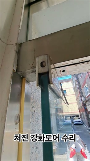 Glass door tempered door sagging phenomenon sagging door repair method