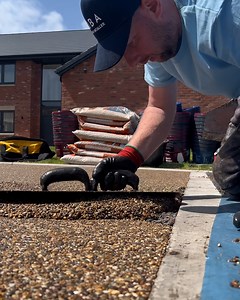 The process of resin driveways being laid is a seriously satisfying one 🤩 | LADbible