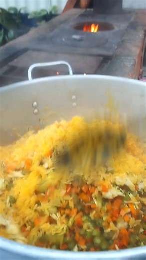Hoy primero Dios tendré para la hora de almuerzo Arroz con pollo como el del vídeo con ensalada rusa a 3500 el plato info 88 04 39 42 servicio express a todo Escazú También pan casero y bizcocho bendiciones | Marce Arias