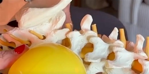 THE SIMPLEST SPINAL SELF-MOBILISING TRICK ON THE PLANET