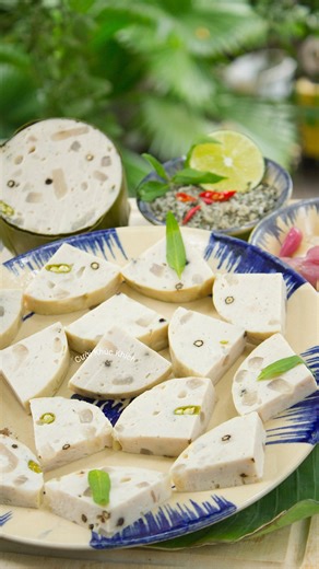 Công thức chả lụa da heo ngon: - 800g thịt nạc mông heo - 200g mỡ - 150g da heo - Gia vị: 60g nước mắm, 40g đường, 30g bột khoai tây, 30g dầu ăn - 50g tỏi, 10g ớt hiểm, 10g tiêu hạt #CKK chúc các bạn làm #ChaLua #DaHeo thành công! #monngonngaytet | Món Ngon Dễ Làm