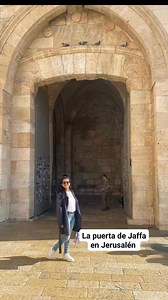 📍Jaffa Gate/ Puerta de Jaffa: La puerta más famosa de las ocho puertas de Jerusalén (Hay siete puertas abiertas para ingresar a la ciudad antigua y una puerta se encuentra cerrada). Era la puerta por la que entraba los peregrinos procedentes del puerto de Jaffa y también se trata de la única puerta abierta en el lado occidental de la ciudad vieja. A pocos metros de la puerta de Jaffa, se encuentra el centro comercial Mamila y la estación más cerca del tranvía a esta puerta es la de la municipal