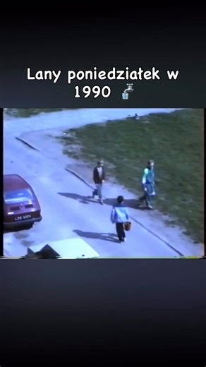 To jest taka bezdennie głupia mitologizacja że to nikomu nie przeszkadzało, wszystko fajniusio i w ogóle. Przeszkadzało. Ludzie zwłaszcza starsi bali sie oblania wiadrem przez podwórkowe bandy debili. Zdarzały sie wiadra wody wlane do gondoli wózka z dzieckiem.