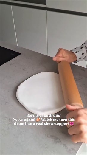 Love4sweetsandcake | Cover your cake drum like a pro! 🍰🔠 In this tutorial, I’ll show you how to cover a cake drum with fondant 🍰, how to use letter embossers... | Instagram