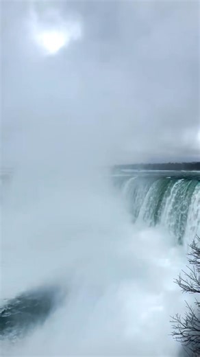 The weather’s cold, but near the Falls, it’s especially frigid! Here’s all the reasons why: ⁠ ⁠ 𝐓𝐡𝐞 𝐈𝐧𝐟𝐥𝐮𝐞𝐧𝐜𝐞 𝐨𝐟 𝐭𝐡𝐞 𝐍𝐢𝐚𝐠𝐚𝐫𝐚 𝐑𝐢𝐯𝐞𝐫: The Niagara River plays a significant role in regulating the local temperature, water heats and cools more slowly than land due to its high heat capacity. This means that the river remains cooler than the surrounding land⁠ ⁠ 𝐂𝐨𝐨𝐥𝐢𝐧𝐠 𝐄𝐟𝐟𝐞𝐜𝐭 𝐨𝐟 𝐭𝐡𝐞 𝐌𝐢𝐬𝐭: Niagara Falls generates a substantial amount of mist which incre