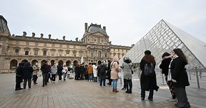 Jaf ca în filme la muzeul Luvru. Hoții au reușit să fugă cu mai multe bijuterii