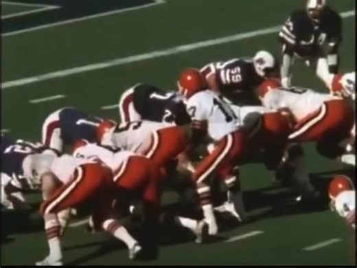 October 23, 1977: RB to RB🏈 One of my favorite plays in football...the Running Back pass! Here Greg Pruitt tosses TD to Cleo Miller #Browns 27-16 W over Bills Sounds like Ray Manzarek on the SMOOTH ‘60s music 🎹🎶 in this clip #RB2RB | Mr. Cleveland Sports