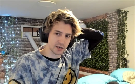 Watch: xQc responds to stream sniper asking him to play chess instead of gambling on stream