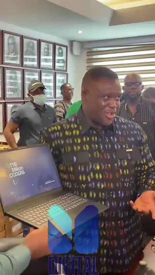 You people no dey respect we kraaa. So how do you expect someone to code with a slow machine like this? How do u even run codes with this thing? With all the millions, this is the laptop u guys bought eii. Which IT consultant advised you to get this???