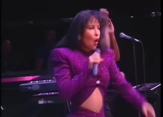 Selena - Funky town ( Live). #selena @Selena Official